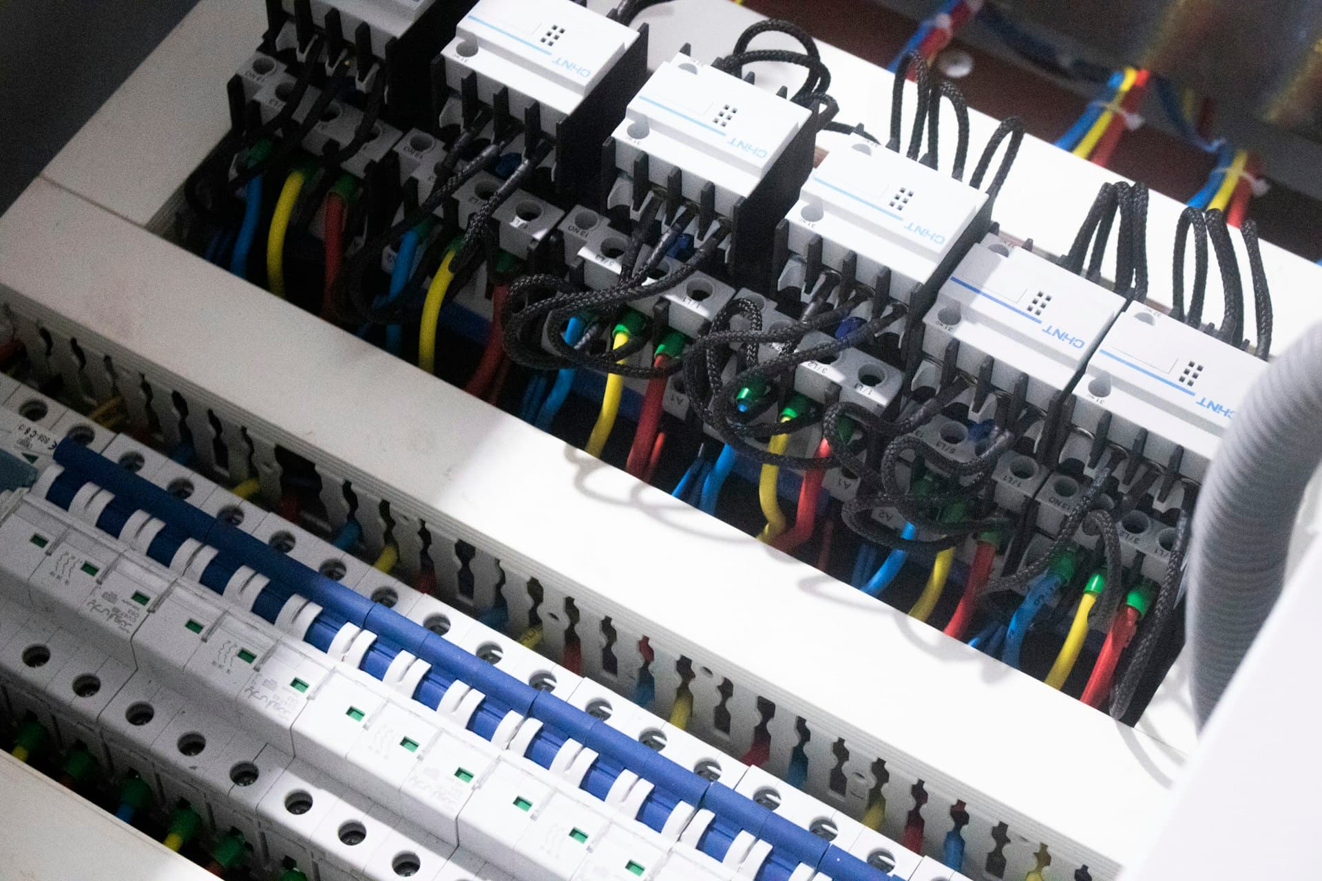 Düzenli kablolanmış yeni bir elektrik panosu ve sigorta sırası
