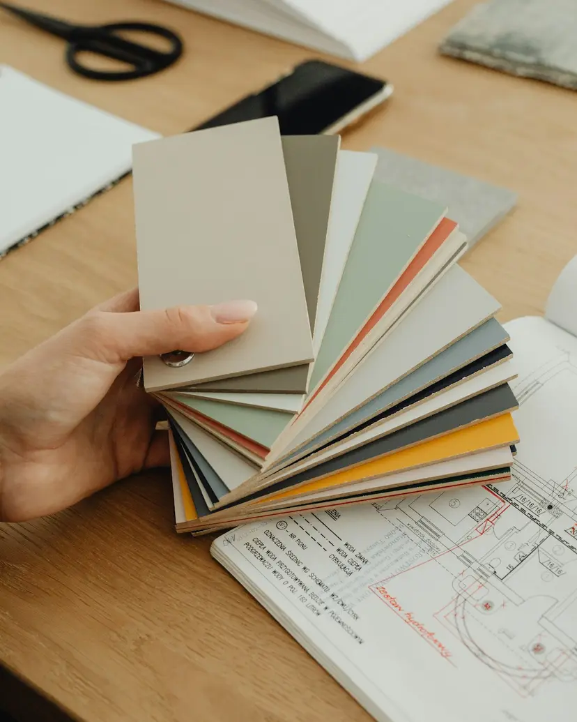 Kat planı üzerinde elde tutulan renk kartelası
