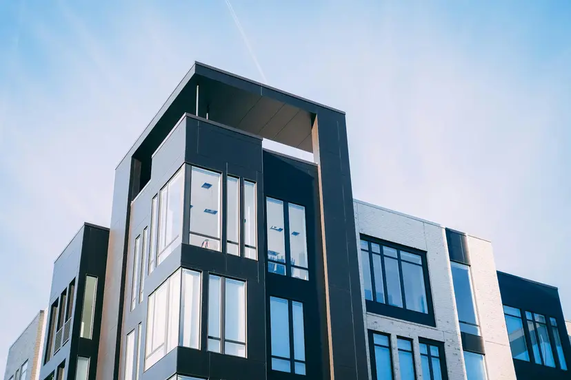 Cephe kaplaması tamamlanmış modern bir apartman binası